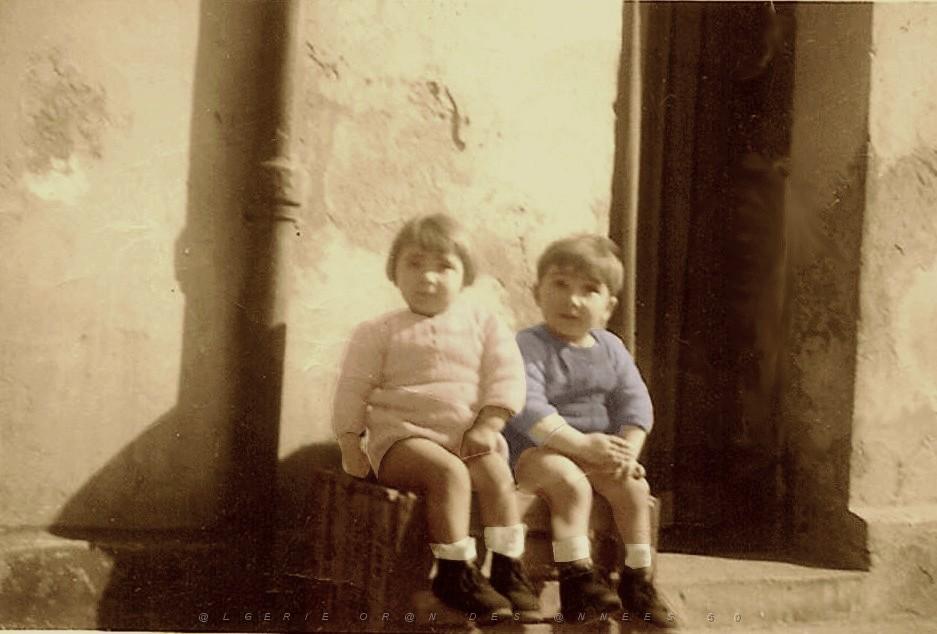 FRANCINE ET FRANCOIS DEVANT LA MAISON.jpg